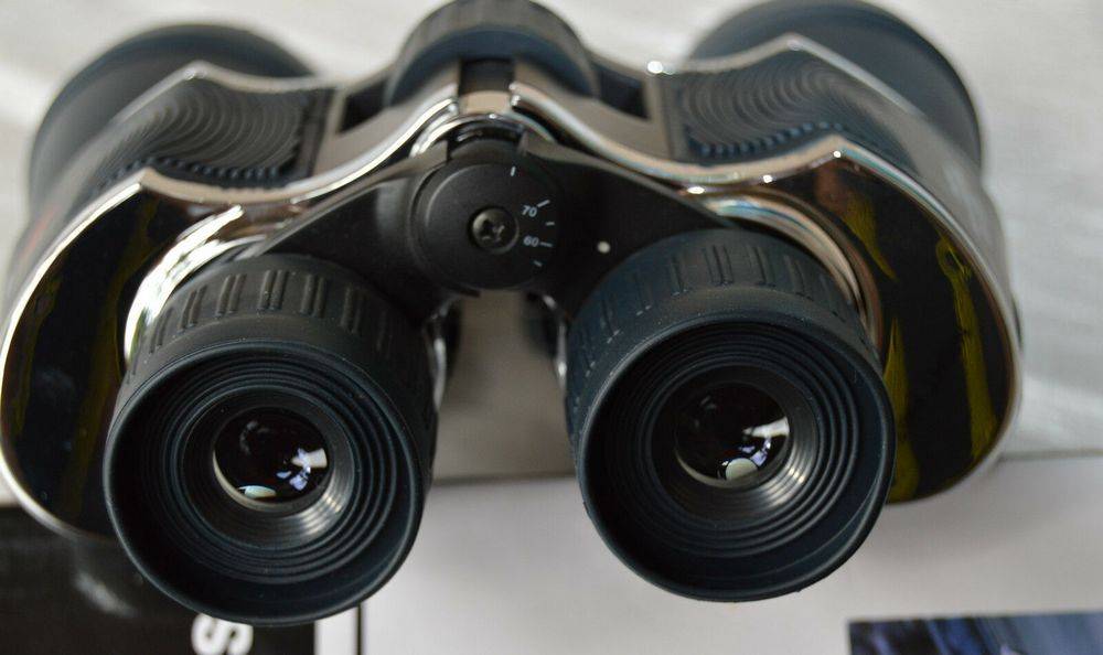 Perrini 20x60 Binocular has a rubber design with chrome highlights